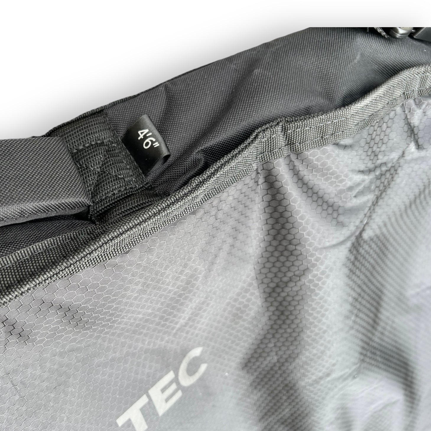 Detail shot of a 4'6" size tag on a black Foil Tec foilboard travel bag